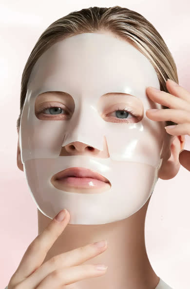 Frau mit der Areum Kollagen-Maske