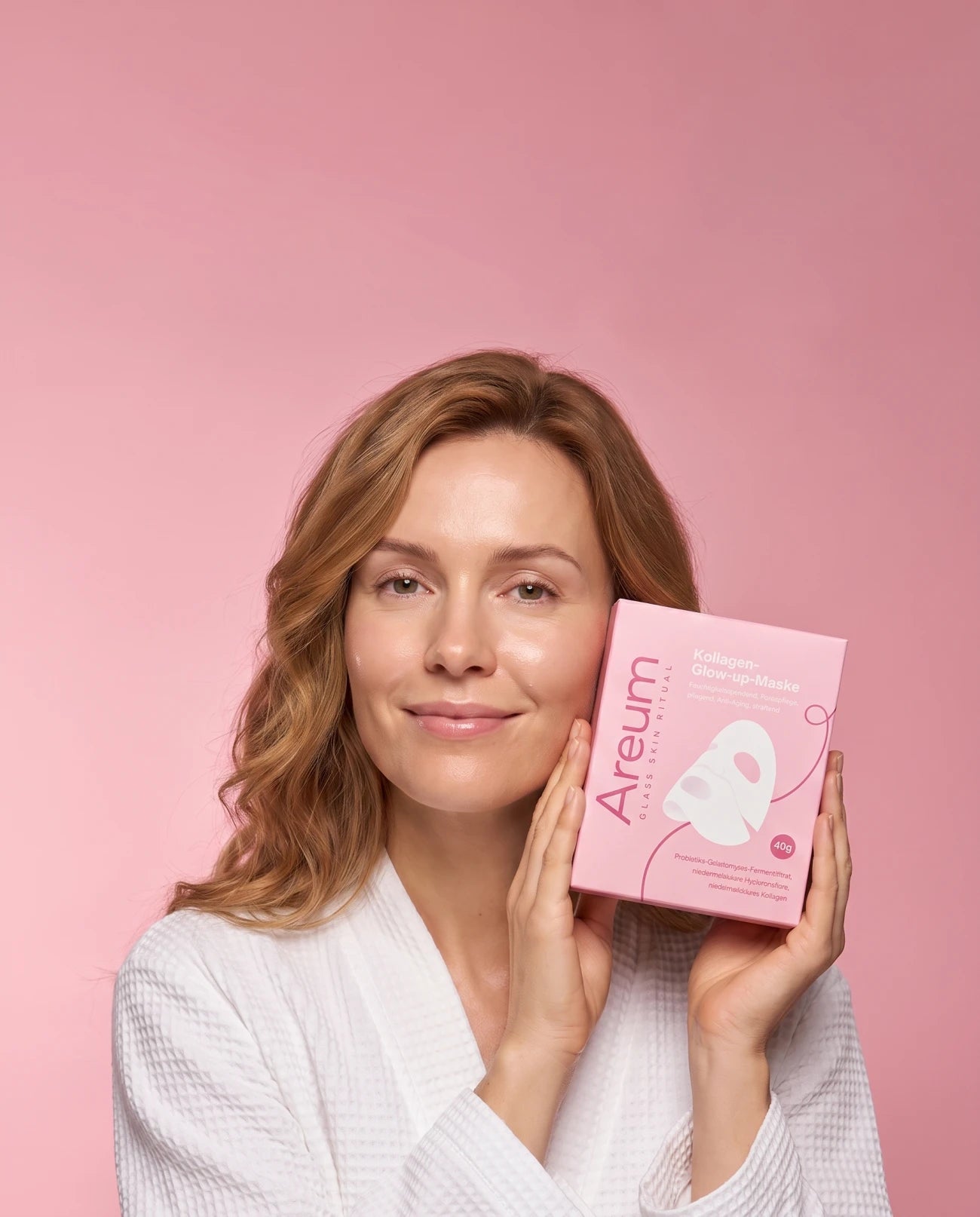 Frau mit Areum Kollagen Glow-Up Maske